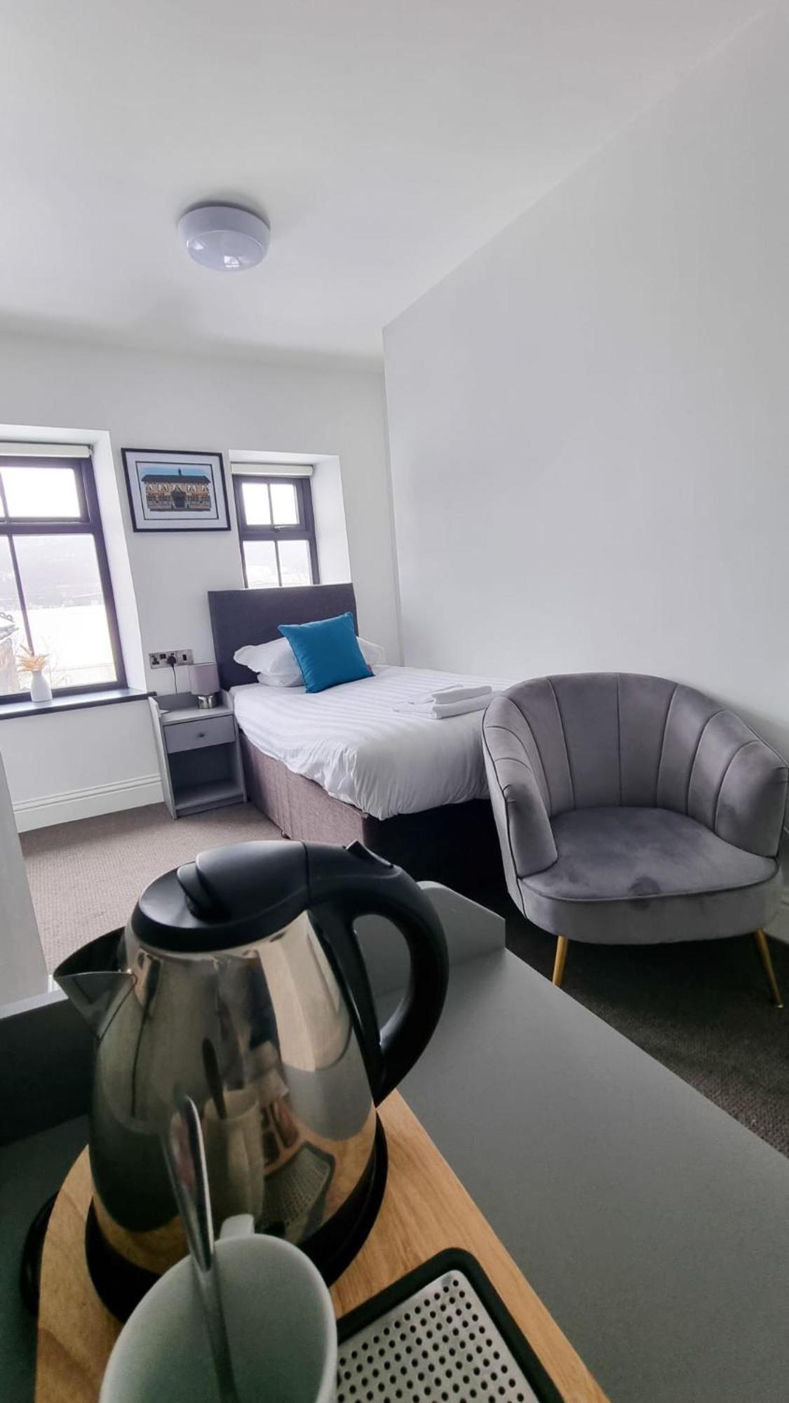 The Friendship Hotel Stocksbridge  외부 사진