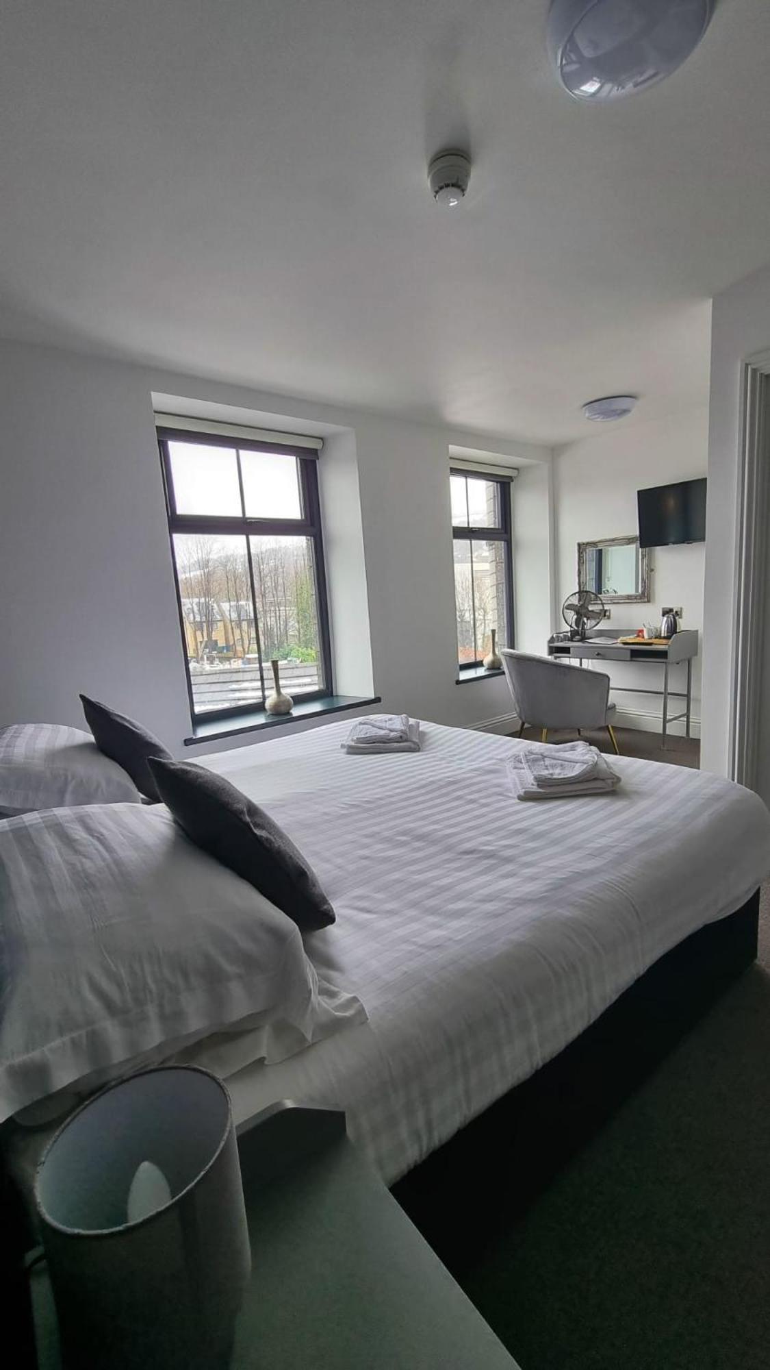 The Friendship Hotel Stocksbridge  외부 사진